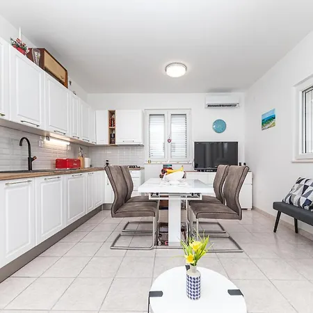 Appartement Astrid 5 M From