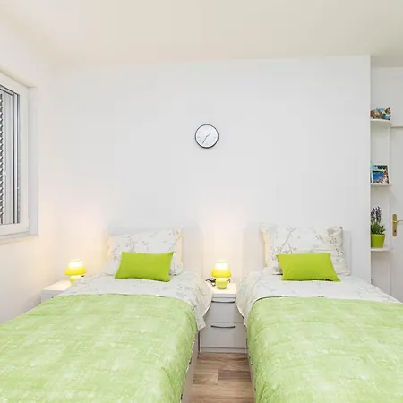 Astrid 5 M From Apartment Vinisce