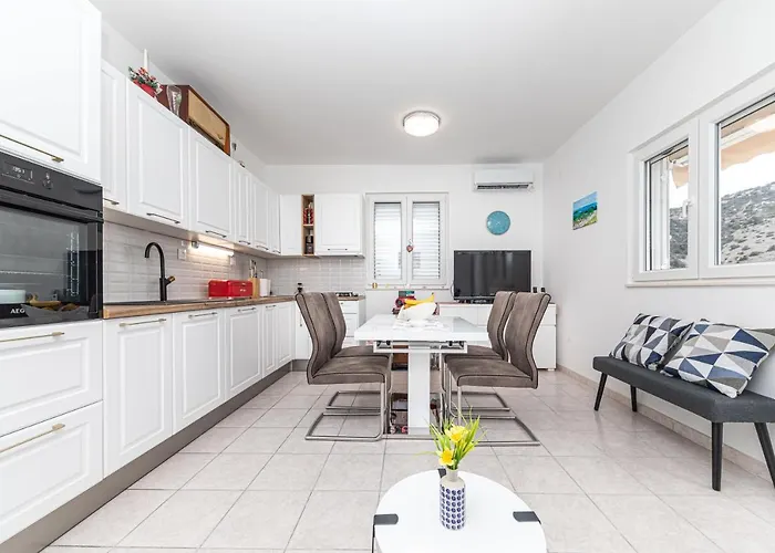 Appartamento Astrid 5 M From