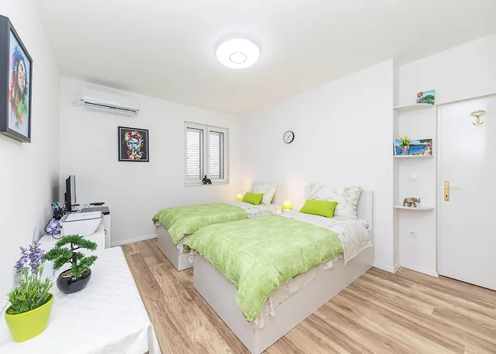 Appartamento Astrid 5 M From *