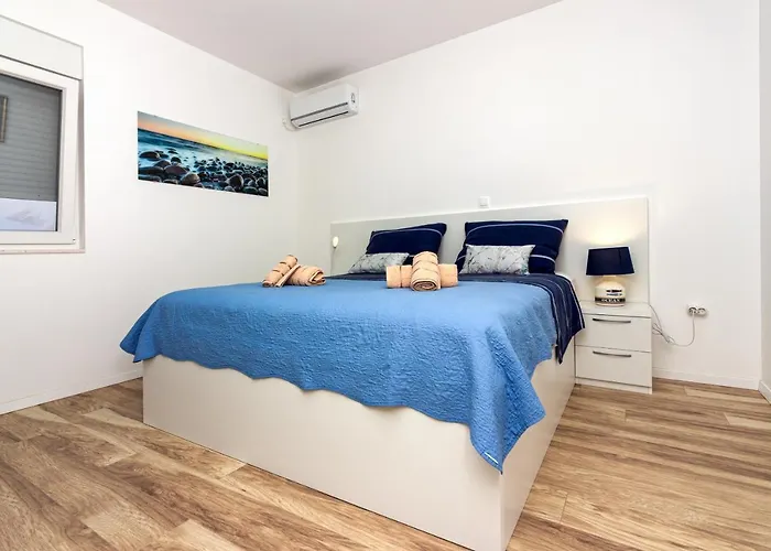 Appartamento Astrid 5 M From